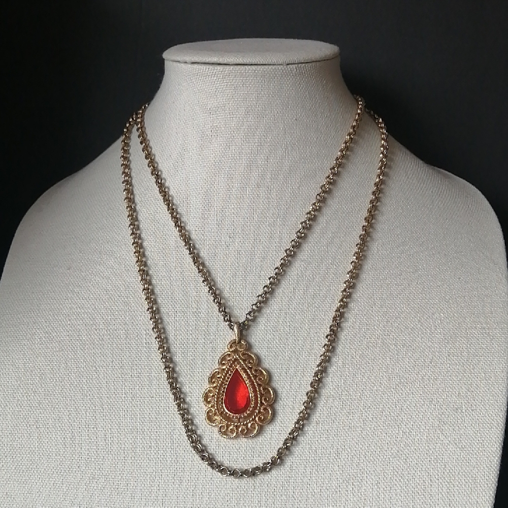 Avon 1973 Granata Orange Stone Pendant Goldtone Chain Necklace